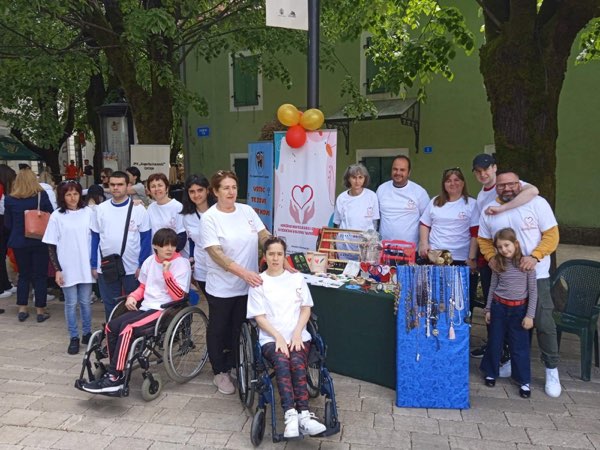 Humanitarni štand sa rukotvorinama na gradskom trgu