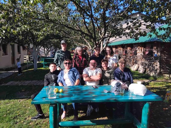 Druženje za stolom u prirodi