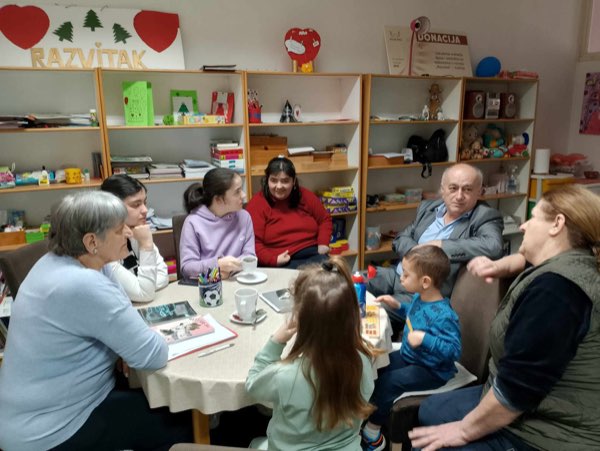 Razgovor i rad za stolom sa roditeljima i djecom