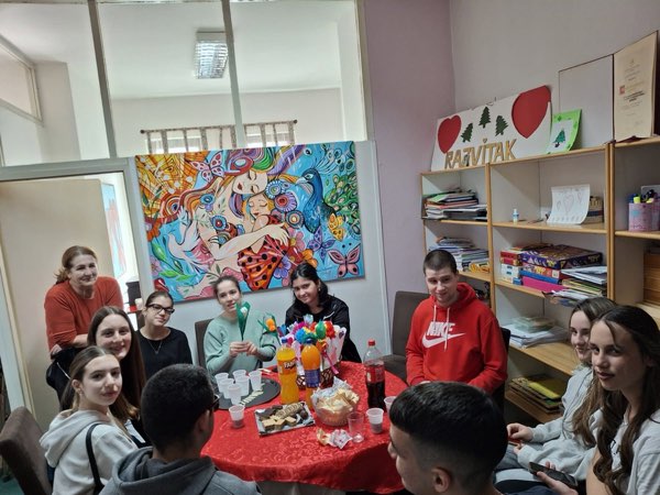 Druženje mladih u prostorijama udruženja